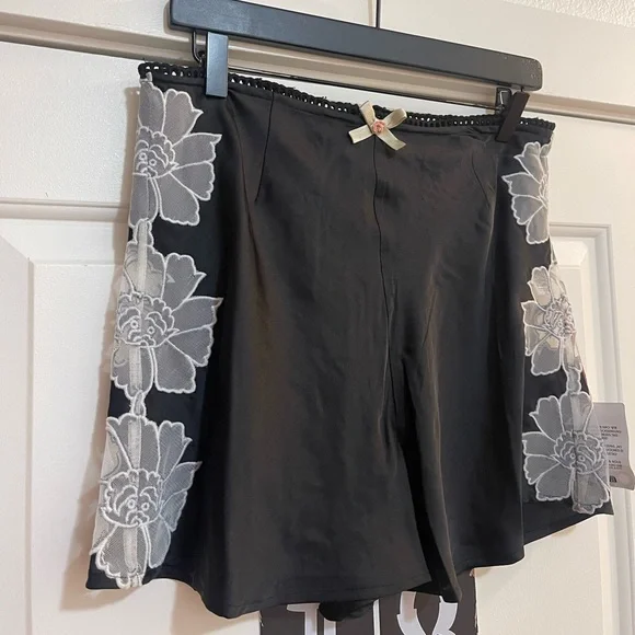 Reclaimed Vintage Satin lingerie shorts - Picture 4 of 8